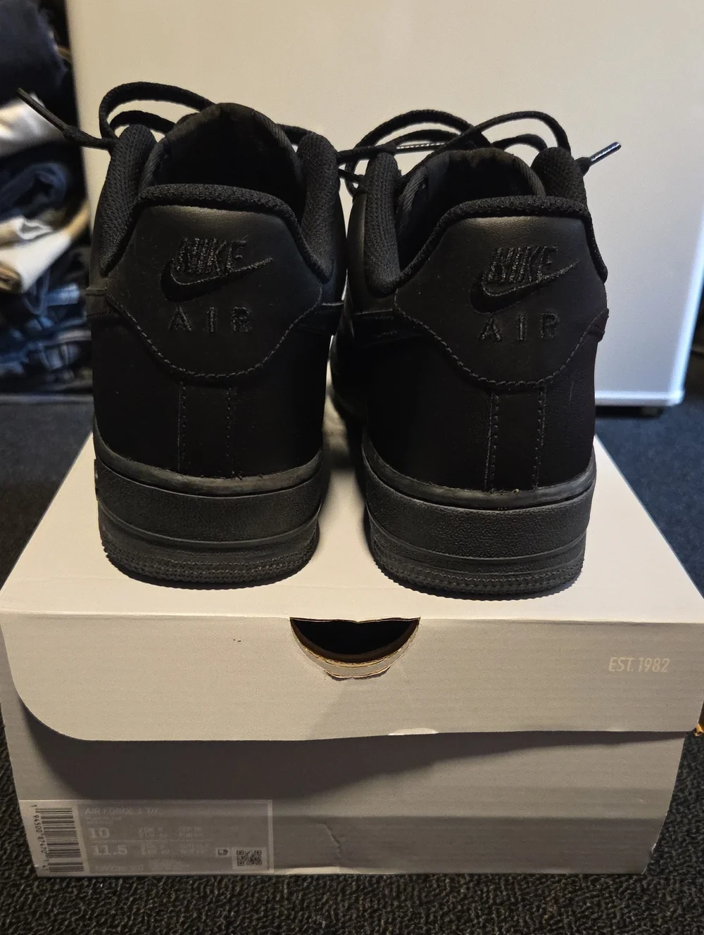 Nike Men’s Black Low-Top Leather Sneakers